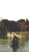 Fountain in Florence Gardens.jpg (18165 bytes)