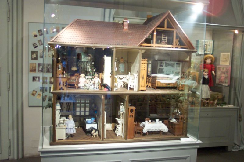 1800s dollhouse
