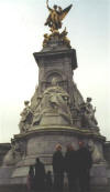 Victoria Monument with Paula, Lauren and I.jpg (14889 bytes)