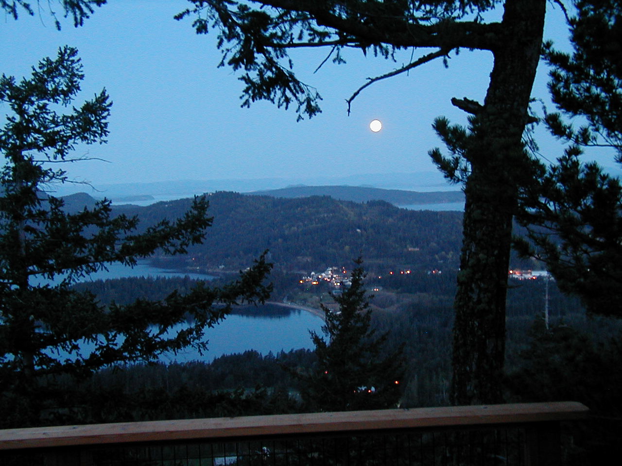 the view of Eastsound during
moonset