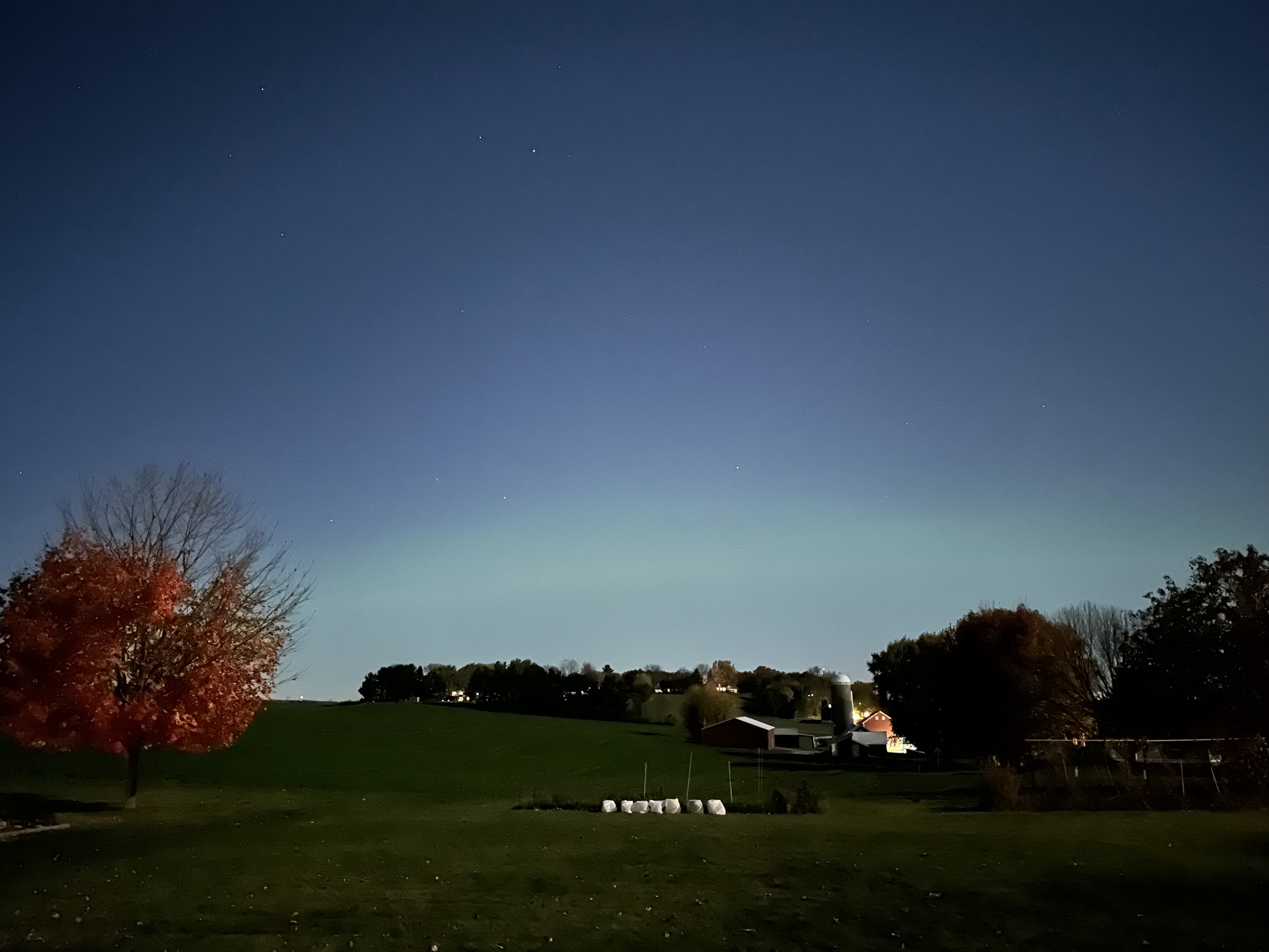 Weak diffusive green glow. Madison WI, November 5, 2025.  Photo by Jerry Zhu